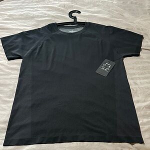 Fabletics Men's Black and Charcoal Short Sleeve Tee